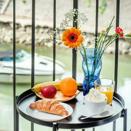 Riverside No2 * אסטרגום